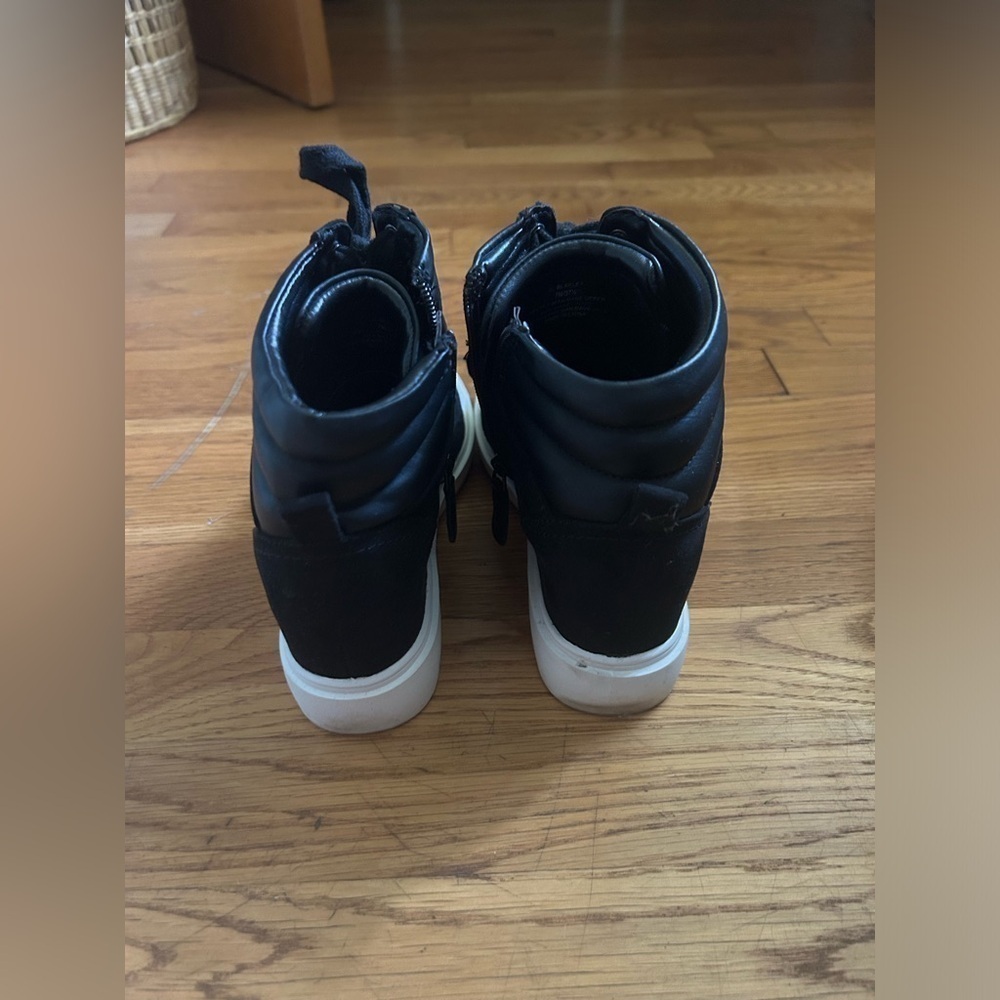 size 7 black JLO boots! - Picture 2 of 5